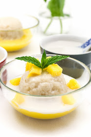 Thai sticky rice with mango finnisheg and served close up