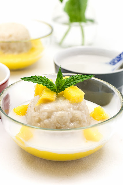 Thai sticky rice with mango finnisheg and served close up