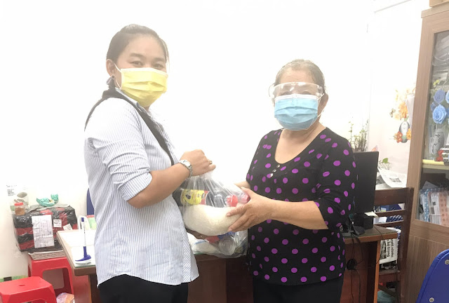 Đại diện UBND Phường 19 tặng quà cộng tác viên dân số. (Ảnh Duy Duyên)