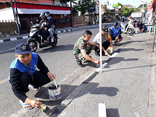 Ciptakan Lingkungan Yang Bersih, Bhabinkamtibmas Kerja Bakti Bersama Warga