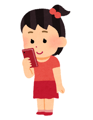 立ってスマホを使う人のイラスト（女の子・笑顔）