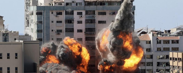 El sábado 15 de mayo en Gaza, las instalaciones de la agencia de noticias estadounidense Associated Press (AP) y el canal de Qatar Al-Jazeera fueron destruidas por ataques aéreos israelíes selectivos. JAMONES MAHMUD / AF
