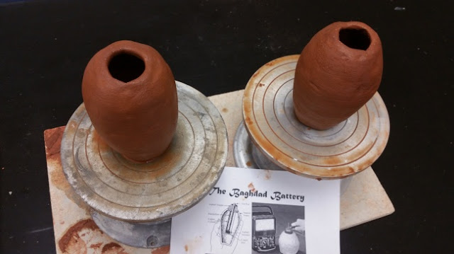 Baterai terdiri dari pot terakota yang berisi silinder tembaga