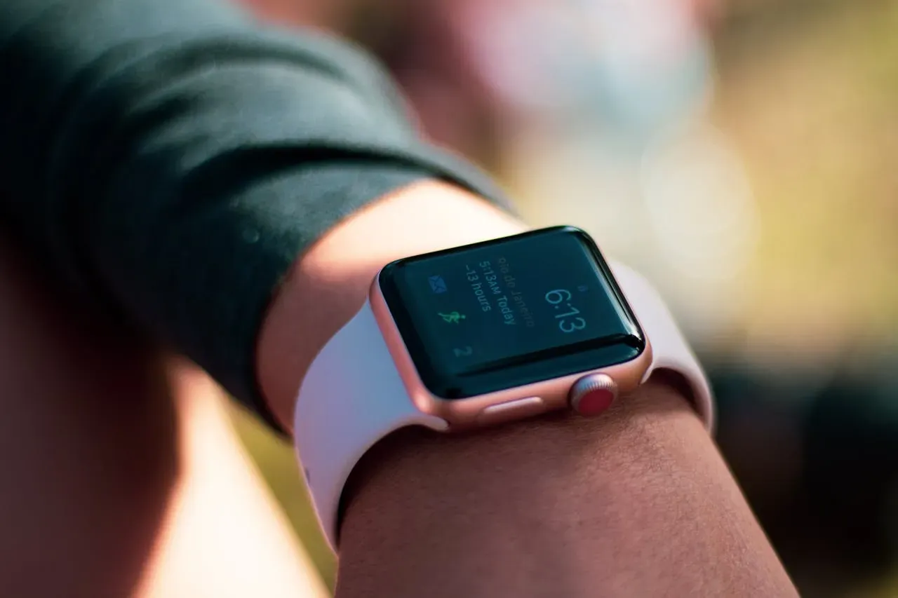 Apple Watch SE Gen 2 Vs Samsung Galaxy Watch 7: Editors Choice