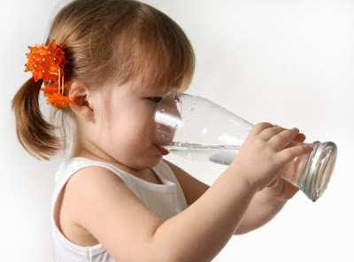 Evite a desidratação infantil no verão com dieta leve e muito líquido!