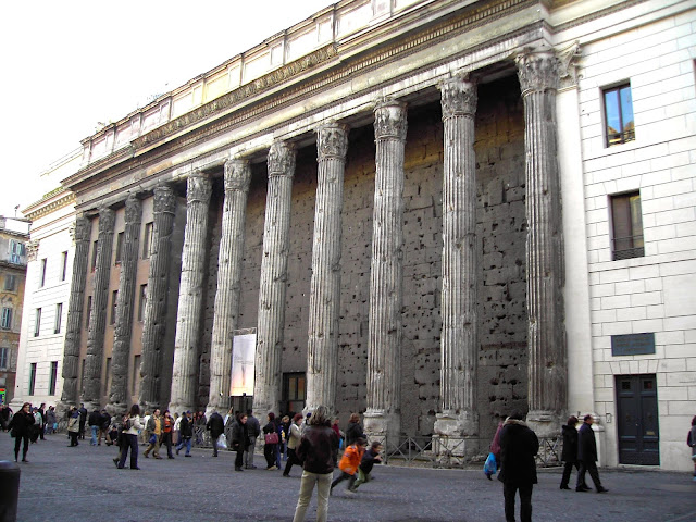 Roma_Piazza_di_Pietra_-_Tempio_di_Adriano