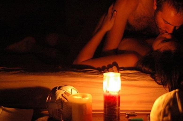 Романтический секс при свечах в спальне