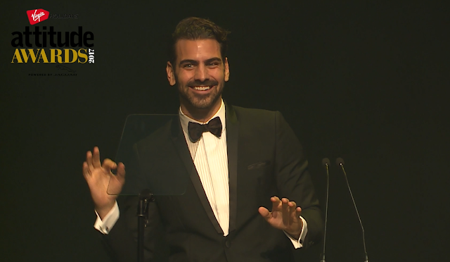 Nyle DiMarco, el modelo y bailarín sordo recibiendo el premio a Hombre del Año por Attitude Awards