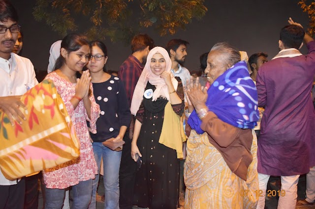 ফুটপাথবাসীদের মুখে হাসি ফোটাচ্ছে কলেজ পড়ুয়ারা