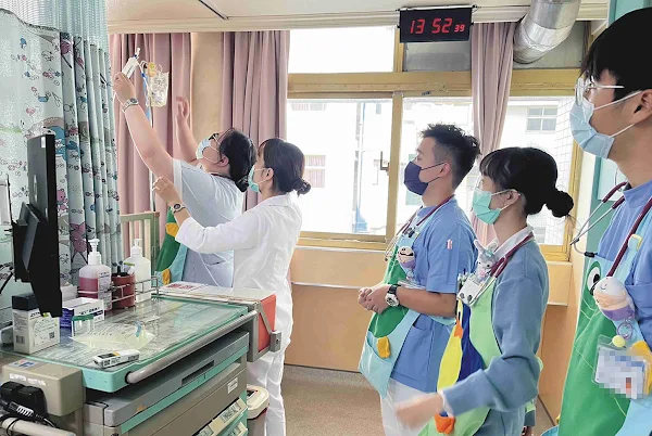 ▲輔英科技大學護理系學生於彰基醫學中心臨床實習情境（護理人員非輔英科大護理系學生）。（彰基醫學中心提供 ）
