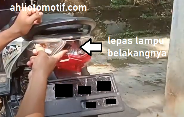 Cara mengganti bola lampu beat bagian belakang/lampu rem dengan benar