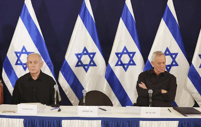 Μεγαλώνει η απόσταση ανάμεσα στον Μπένι Γκαντς (δεξιά) και στον Μπέντζαμιν Νετανιάχου. Ο ηγέτης της αντιπολίτευσης, ο οποίος μπήκε στην κυβέρνηση χάριν της εθνικής ενότητας, προτείνει την έναρξη διαπραγμάτευσης με τη Χαμάς για το ζήτημα των ομήρων, κάτι που απορρίπτει κατηγορηματικά ο Ισραηλινός πρωθυπουργός, προσβλέποντας στη στήριξη της Ακροδεξιάς. Φωτ. Abir Sultan/Pool Photo via A.P.