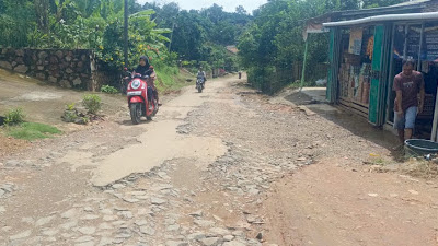 Kurang Perhatian Pemerintah, Warga Keluhkan Jalan Penghubung Desa Suban- Mekar Jaya