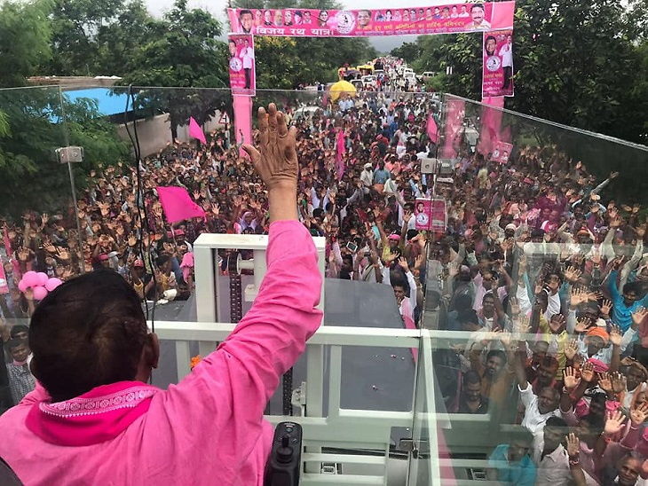 The picture is taken during the 2018 elections, Ajit Jogi went from village to village campaigning for his new party, thus coming to the top of the van and taking meetings. Jogi was one of the few leaders of the state who people used to listen to.
