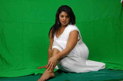 Hot And Spicy Tamil Actress Swathi Verma in  White Sleeveless Blouse Saree Photos