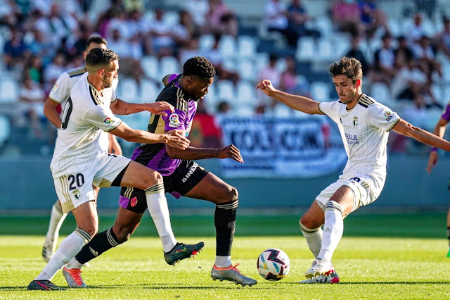 Sekou Gassama rodeado de jugadores burgaleses. BURGOS C. F. 0 REAL VALLADOLID C. F. 0 Sábado 23/07/2022, 19:00 horas. Partido amistoso. Burgos, estadio El Plantío, 2.000 espectadores.