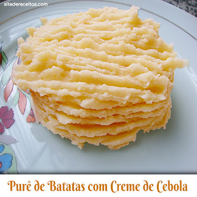 Purê de batatas com creme de cebola