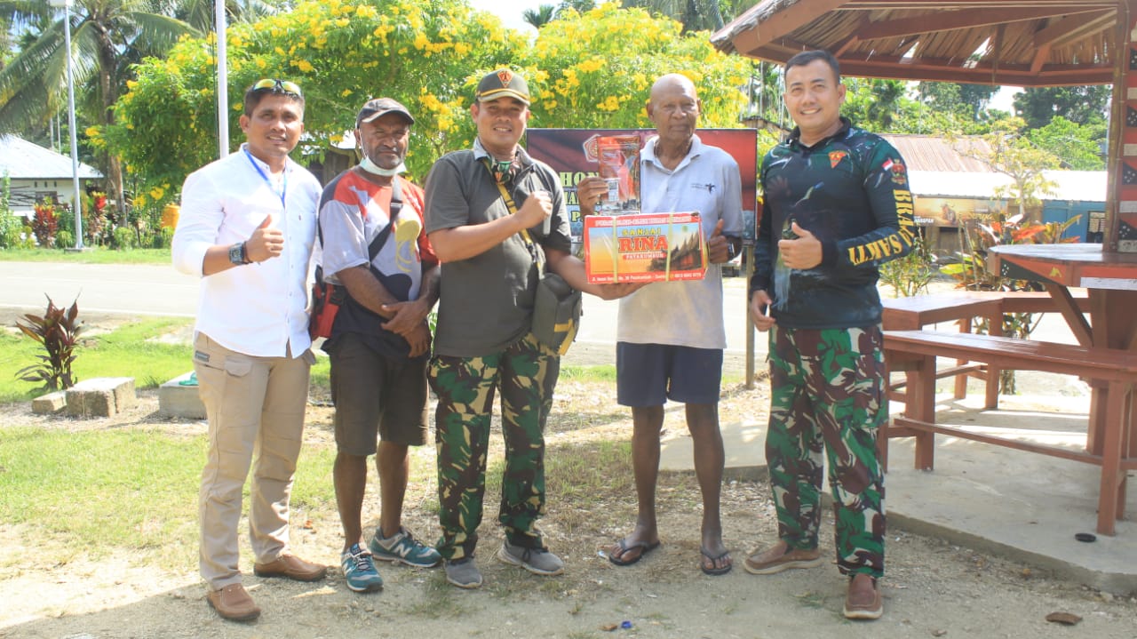 Melalui Prajurit TNI Yonif 131/Brs, Masyarakat Papua Bersyukur Bisa Nikmati Randang Payakumbuh