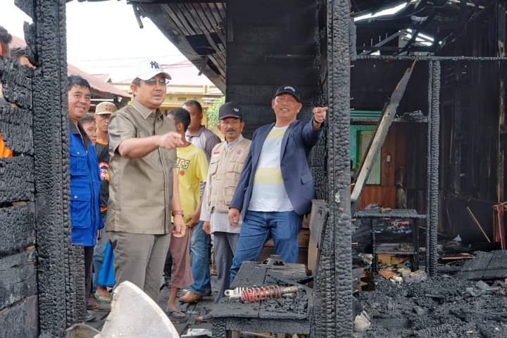 Bupati Tanjabbar dan Wabup Tinjau Lokasi Kebakaran di Jl H Saman Rt 21 Kelurahan Tungkal lll Kecamatan Tungkal Ilir