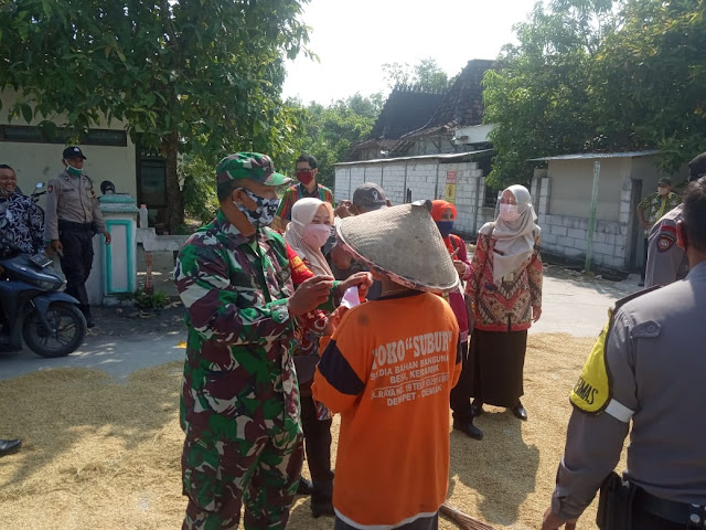   Edukasi Warga Agar Patuhi Protokol Kesehatan, Danpos Kebonagung Lakukan Door to door