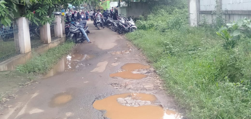 Jalan Kabupaten Bertahun - Tahun Warga Desa Parakan Berharap Perbaikan Jalan