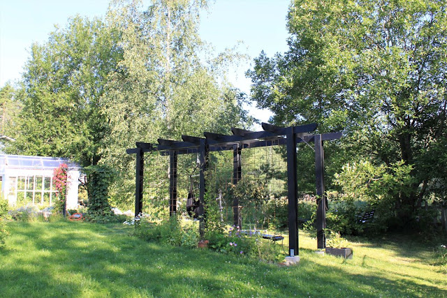 Musta puinen pergola