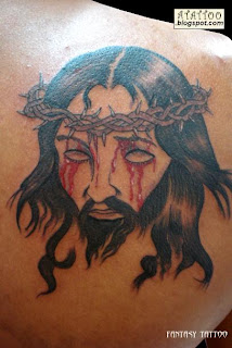 Jesus Cristo tatuado na lateral das costas