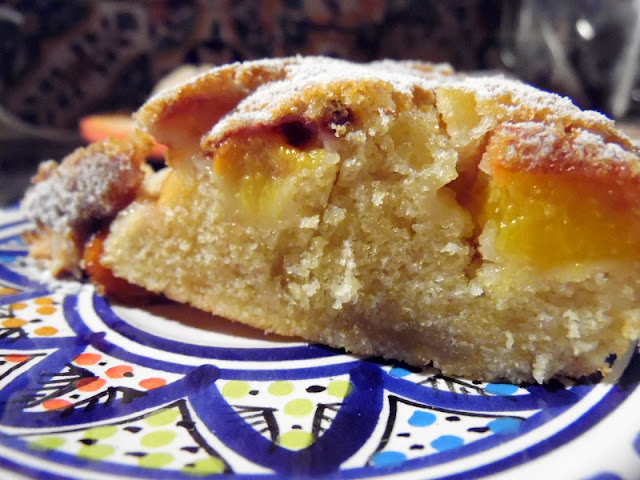 gâteau cuit à la poêle avec des pêches, farine, oeufs, sucre, lait, levure chimique