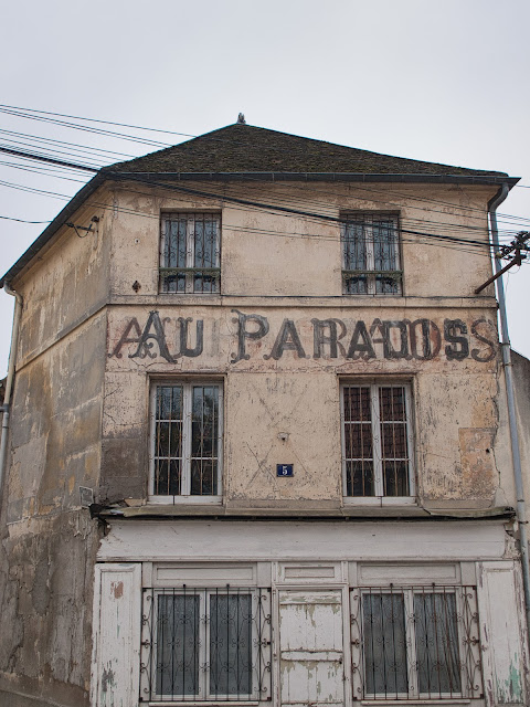 jiemve, le temps d'une pose, Goussainville, vieux village, urbex, abandon, maison abandonnée, commerce, au paradis, façade, bar