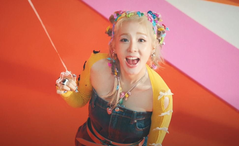 Sumérgete en el mundo mágico de Dara en su video musical de debut en solitario para 'Festival