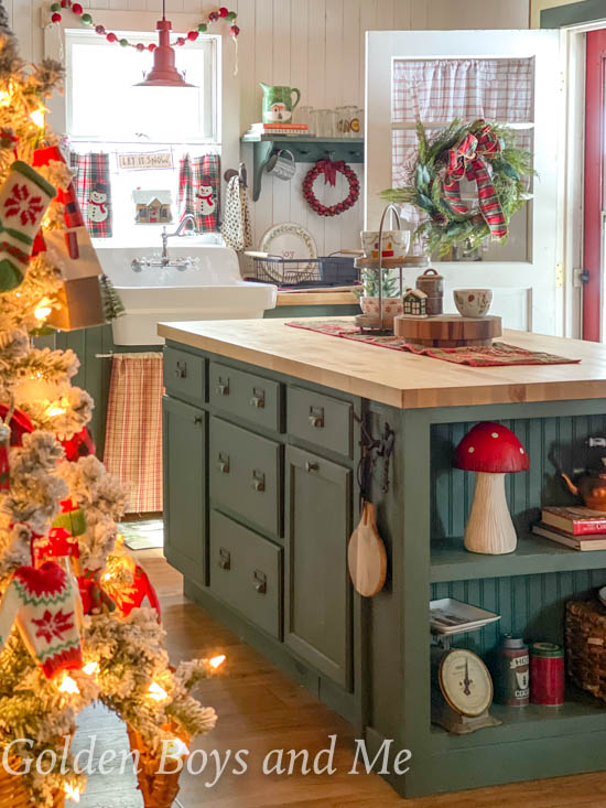 Cabin kitchen with Christmas decor - www.goldenboysandme.com