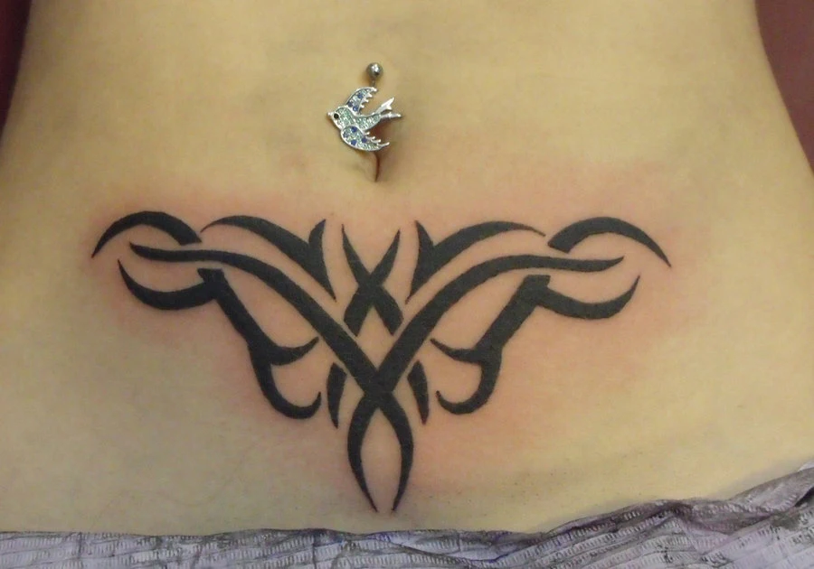 tatuajes abdomen en mujeres