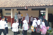 Berikan Rasa Nyaman Dan Aman, BABINKAMTIBMAS Polsek Cigasong Polres Majalengka Pantau Imunisasi Anak SDN 1 Karayunan.