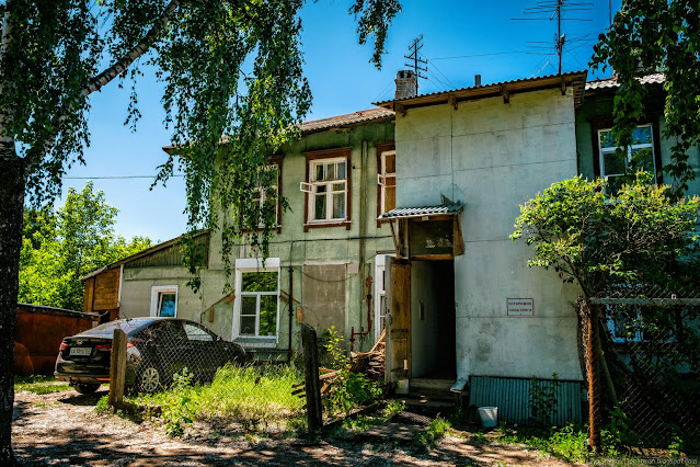 Жилой дом с припаркованной машиной