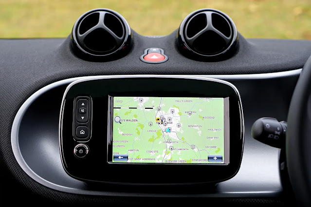 gambar peta navigasi di mobil