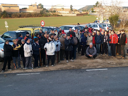 Tot el grup de caminants davant les antigues escoles de l'Espelt