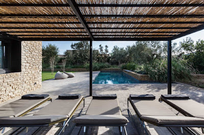 Piscina en casa de campo de diseño