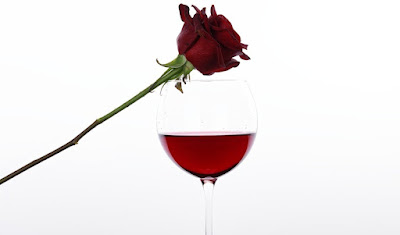 Taça de vinho tinto, rosa vermelha