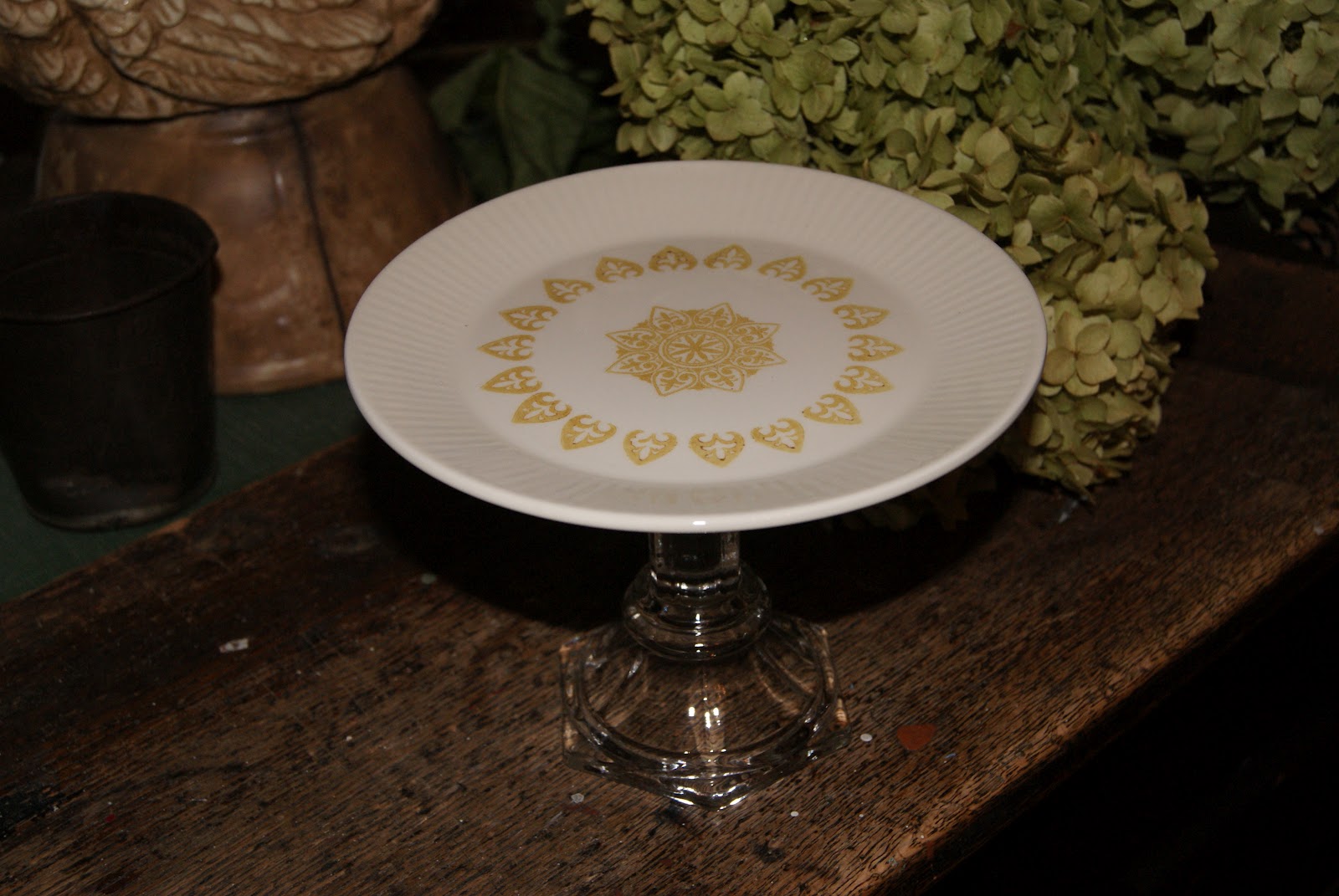 Peaced Together: Vintage cake plates and serving pieces.....