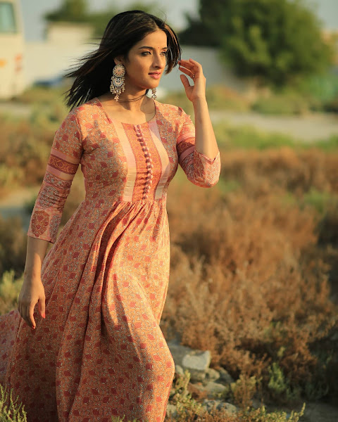 sarkaru vaari paata sowmya menon latest photos - Movie Galleries -  Andhrafriends.com