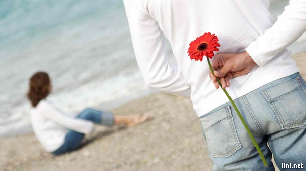 ảnh tặng hoa cho người yêu khi đi dạo bên Biển