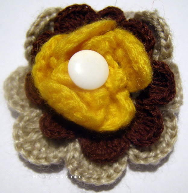 Flor de 3 capas crema,marron, amarillo