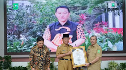 Bupati Inhil HM WARDAN Terim Penghargaan  Dari Gubernur Riau dan Direktur BPJS Pusat Prof.Dr.Ghufron Mukti