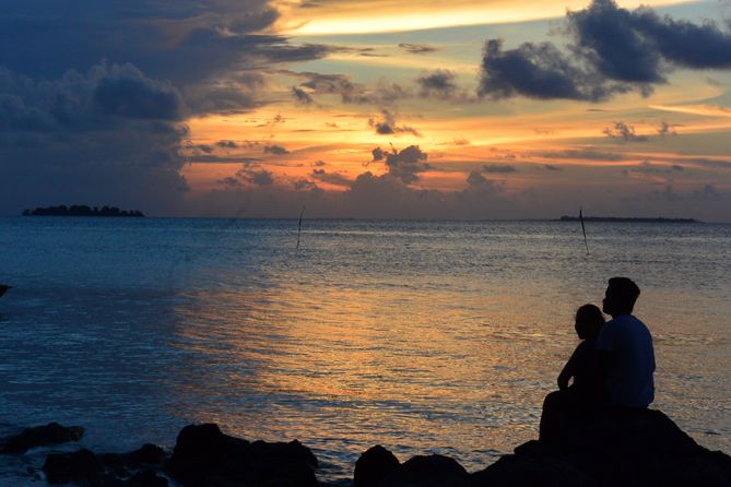 Pasangan sejoli di tepian pantai