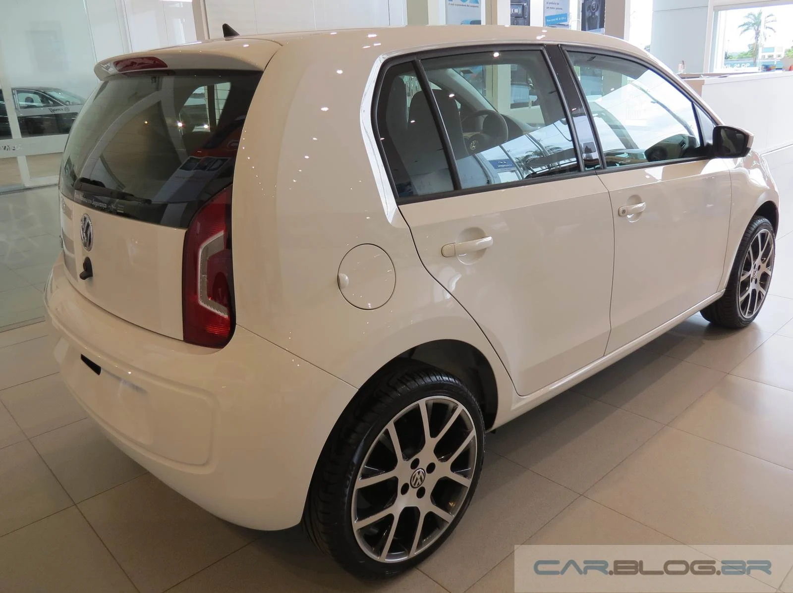 Volkswagen up! Branco 2015 - Rodas de 17 polegadas