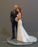 cake topper realistico sposa capelli rossi e bouquet statuina sposo abito blu milano orme magiche