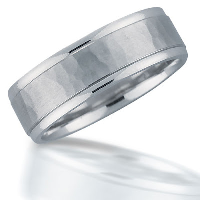 Novell's NS10977GCEW is an 18kt gold hammered wedding band that is 7mm wide