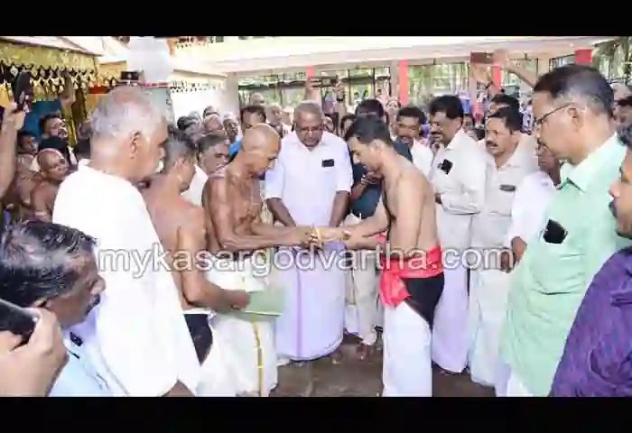 News, Pilicode, Kasaragod, Kerala, Temple, Committee, Temple committee honored CK Abhinand Panicker.