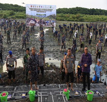 SMK KAL-1 Ikut Pecahkan Rekor Muri Tanam  Mangrove Di Dermaga Semampir Baru Surabaya