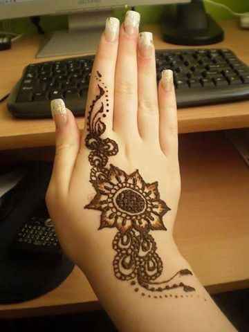 SIMFONI CELAH HATI Desain Mehndi  yang  mudah  dan  simpel 